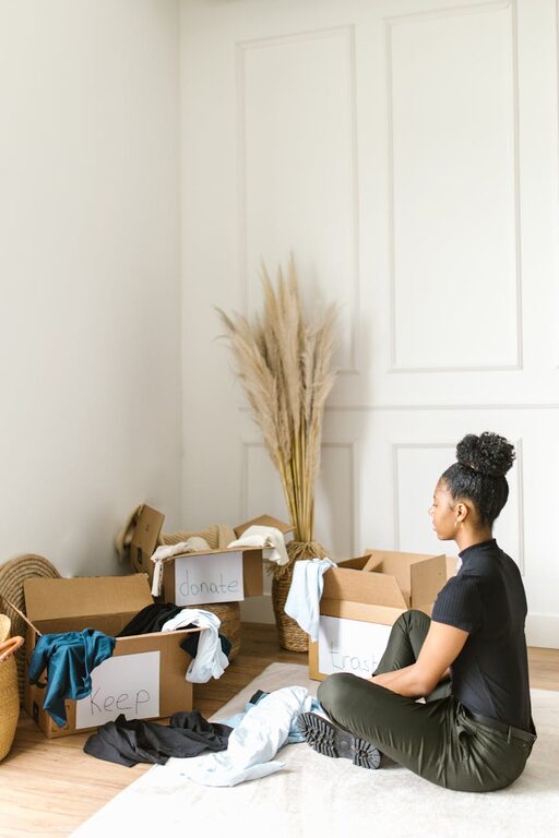 How to Store Seasonal Clothes Efficiently: Tips for a Clutter-Free Closet
